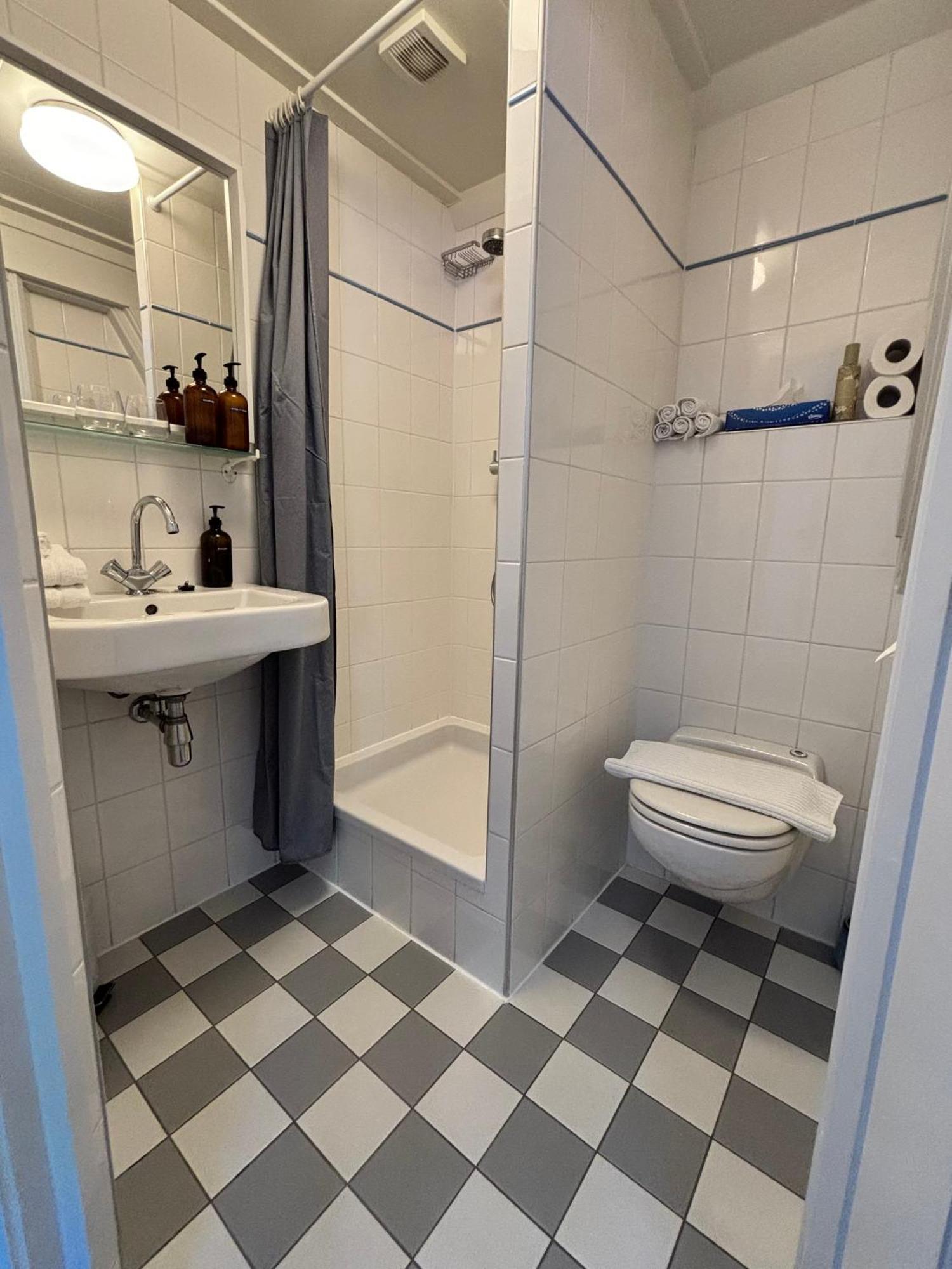 Bed and Breakfast Ninet7 Тилбург Экстерьер фото