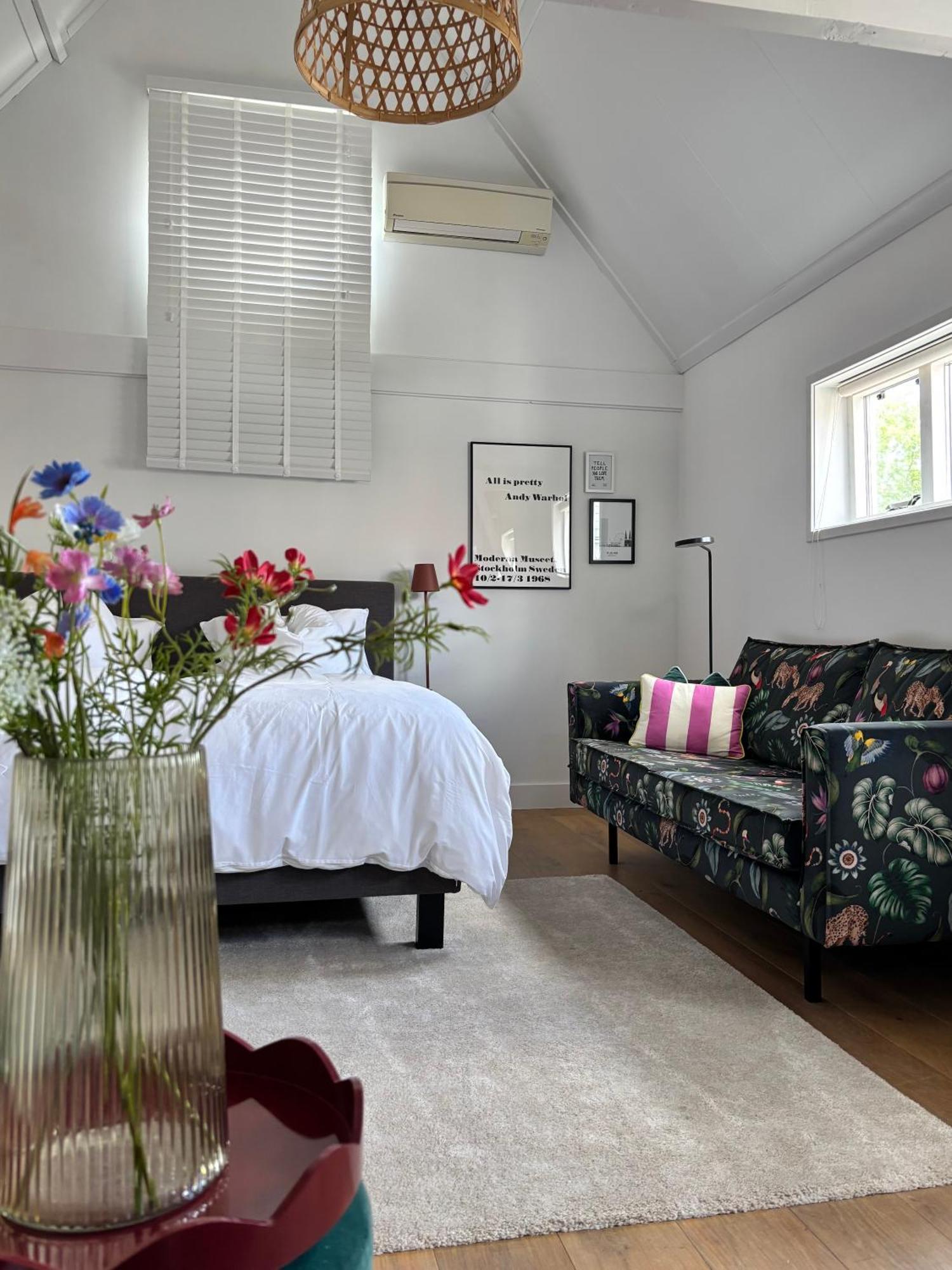 Bed and Breakfast Ninet7 Тилбург Экстерьер фото